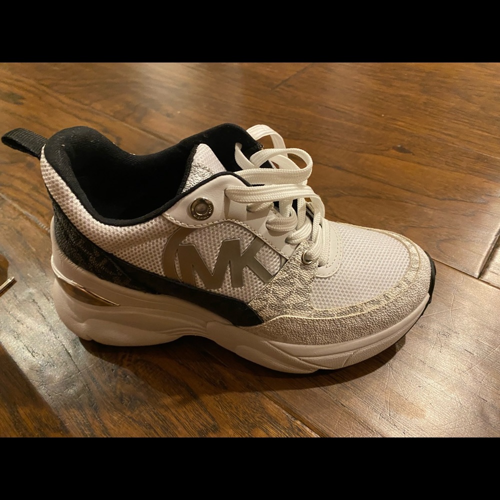 Selling brand new MK shoes. Never worn. - Picture 2 of 4